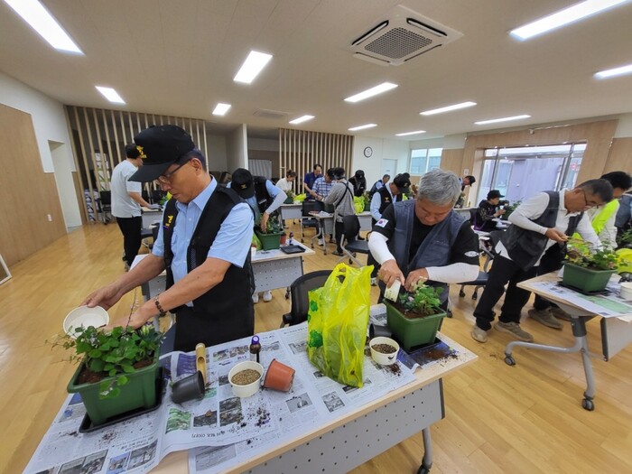 파주 운정4동, 실버경찰대원 대상 원예감성 교육 실시