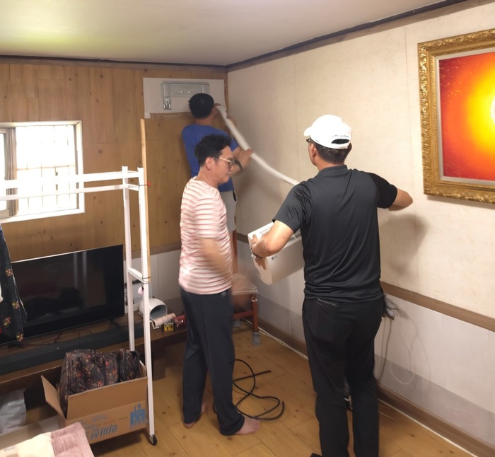 온양5동 독거노인 위한 ‘사랑의 에어컨 설치’ 봉사 진행