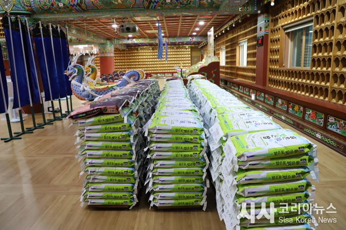 Changwon Jeongbeopsa Temple Holds Baekjung Closing Ceremony and Donates 4,000kg of Rice to Neighbors in Need