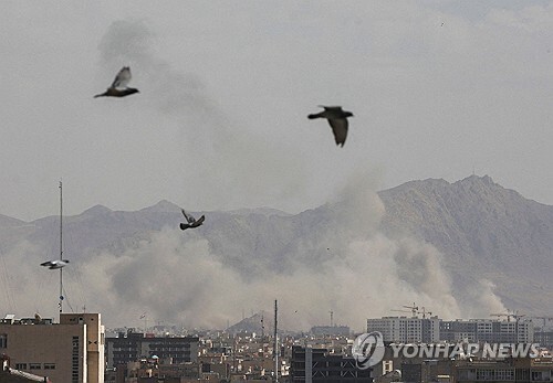 폭발 연기 피어오르는 이란 수도 테헤란