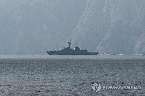 1일(현지시간) 호르무즈 해협에서 군함이 지나가고 있다