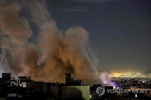 연기 피어오르는 이란 테헤란