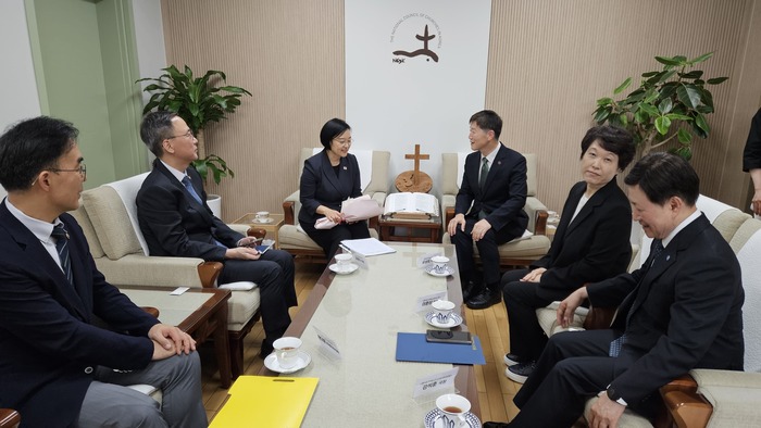 한성숙 신임 국무총리가 NCCK를 방문해 박승렬 총무와 환담을 나누고 있다