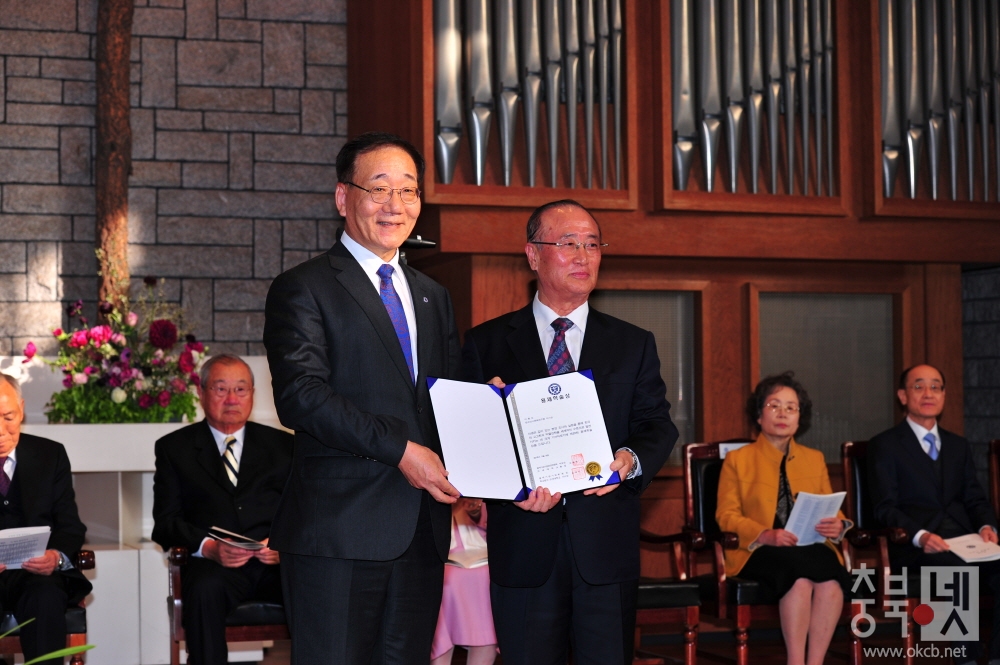 크기변환_사진설명 - 이융조 명예교수 용재학술상 수상 (1).JPG