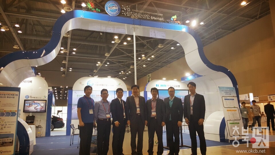 20161101 충청북도 제천시 2016 한국자동차산업전시회 참가 1 (사진 가운데 제천시 투자유치과장 신영철).jpg