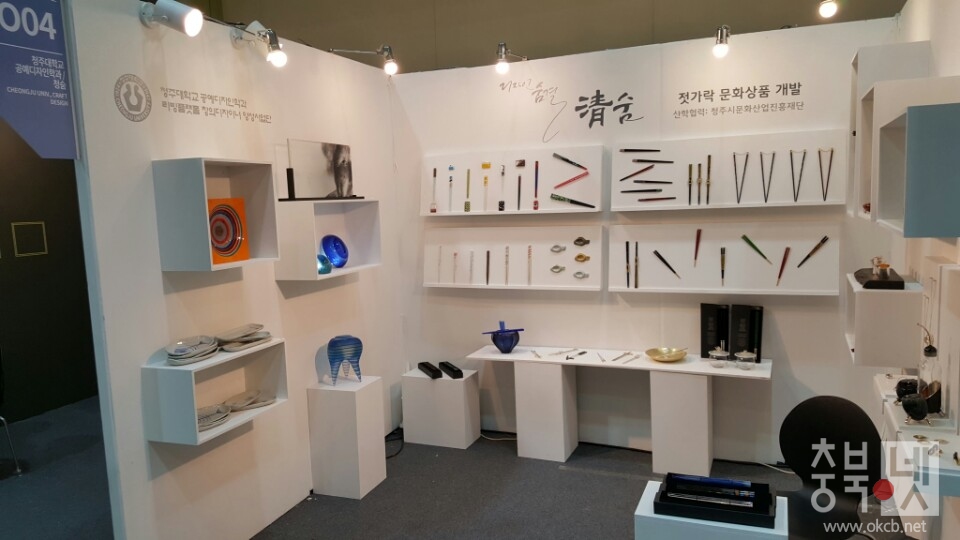 공예디자인학과 전시부스.jpg