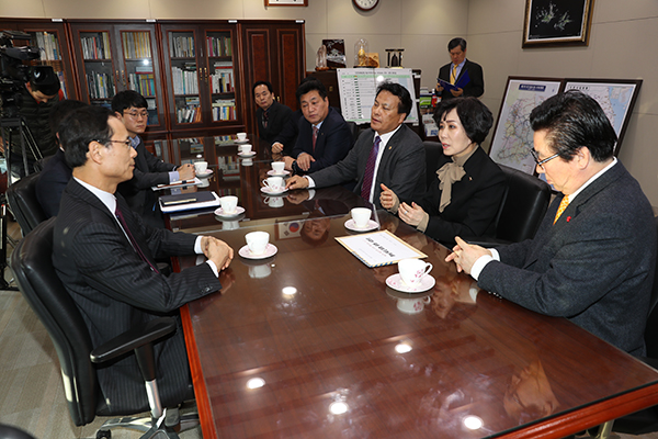 현장사진2(충북·남도의회 세종역 신설 백지화를 위한 연대 행동에 나서).jpg