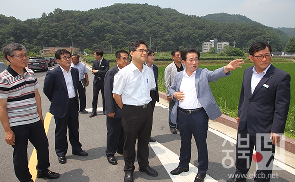 문백면 국토부 실사현장 송기섭군수 설명 사진2.jpg