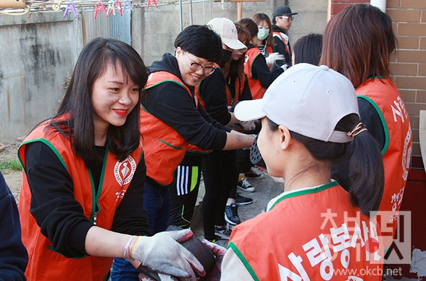 연탄나눔 봉사 사진(1).JPG